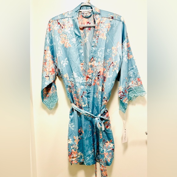 In Bloom

Fernwood Tied Lace-Trim Short Robe, Size XS/S Colour ADRATIC B… - Picture 3 of 4